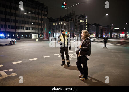 Danimarca Copenhagen - Febbraio 15, 2015. Un danese armati funzionario di polizia pattuglia le strade di Nørreport nel centro di Copenaghen dopo gli attentati di sabato. Più tardi la domenica mattina le riprese il sospetto è stato ucciso circa 04.50 AM Svanevej. (Photo credit: Kenneth Nguyen - Gonzales foto). Foto Stock