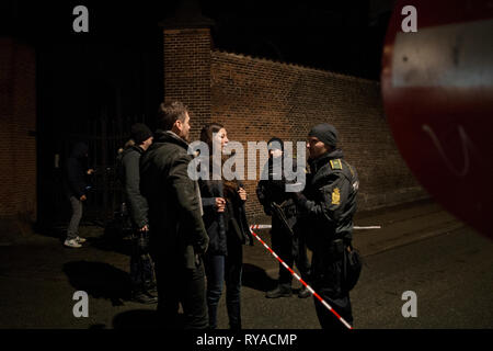 Danimarca Copenhagen - Febbraio 15, 2015. Residenti parla con la polizia danese che ha bloccato alcune vie nel centro di Copenaghen dopo gli attentati. (Photo credit: Kenneth Nguyen - Gonzales foto). Foto Stock