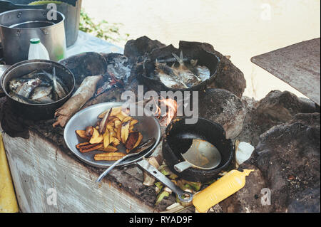 La cottura su un fuoco aperto. Cena di Cucina in condizioni di campo al falò Foto Stock