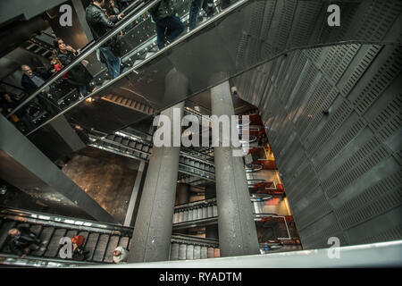 Napoli, Italia - Novembre 2018: persone presso la Stazione della Metropolitana di Napoli Piazza Garibaldi Foto Stock