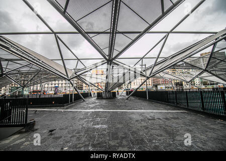 Napoli, Italia - Novembre 2018: persone presso la Stazione della Metropolitana di Napoli Piazza Garibaldi Foto Stock