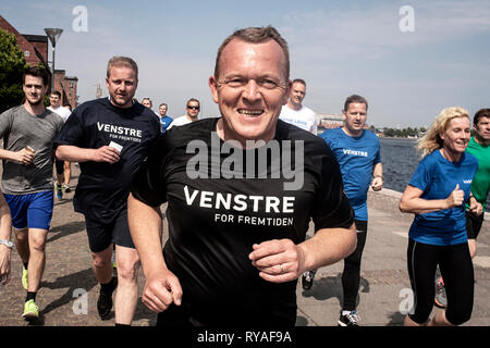 Ex primo ministro della Danimarca, il leader dell opposizione Lars Løkke Rasmussen, mettere sulle sue scarpe da corsa e ha invitato gli elettori e la stampa per una corsa nel centro di Copenhagen come parte della sua campagna elettorale (Gonzales foto/Magnus Fisker). Foto Stock