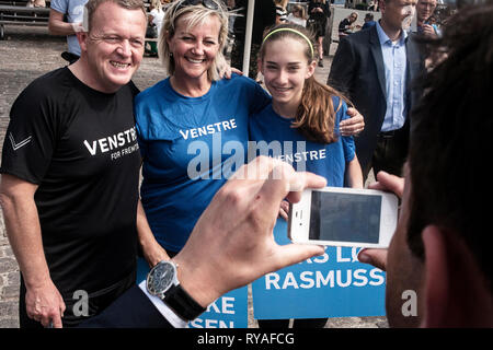 Il politico danese ed ex Primo Ministro danese Lars Løkke Rasmussen, mettere sulle sue scarpe da corsa e ha invitato gli elettori e la stampa per una corsa nel centro di Copenhagen come parte della sua campagna elettorale (Gonzales foto/Magnus Fisker). Foto Stock