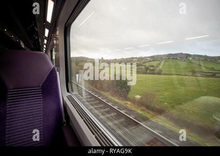 Sede vuota sul treno enterprise tra Belfast e Dublino attraversando la Repubblica di Irlanda Irlanda del Nord confine Foto Stock