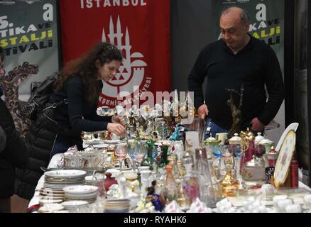 Istanbul, Turchia. Xii Mar, 2019. Persone visitare le antiche e Nostalgia Festival di Istanbul Museo Navale di Istanbul, in Turchia, il 12 marzo 2019. Le antiche e Nostalgia Festival, che è iniziato il 9 marzo e durerà fino al mese di Marzo 17, riunisce 25 antiquari. Credito: Xu Suhui/Xinhua/Alamy Live News Foto Stock