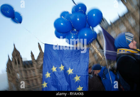 Londra, Gran Bretagna. Xii Mar, 2019. I dimostranti protestano al di fuori della sede del parlamento di Londra, Gran Bretagna, il 12 marzo 2019. Il Primo Ministro inglese Theresa Maggio Brexit della trattativa è stata rifiutata nuovamente il martedì da MPs nella seconda votazione significativo in Parlamento dal gennaio, una crescente incertezza circa il modo in cui il paese dovrà lasciare l'Unione europea. Credito: Han Yan/Xinhua/Alamy Live News Foto Stock