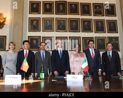 Roma, Italia. Xii Mar, 2019. Ministri e rappresentanti ad alto livello comportano per le foto dopo la firma della accordo di istituire il corpo chiamato chilometro quadrato osservatorio di Array (SKA Observatory), Roma (Italia), il 12 marzo 2019. Un trattato internazionale per la creazione di una organizzazione intergovernativa di supervisionare la consegna del mondo la più grande radiotelescopio è stato firmato qui martedì. Credito: Cheng Tingting/Xinhua/Alamy Live News Foto Stock