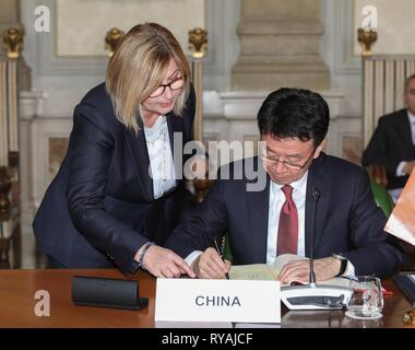 Roma, Italia. Xii Mar, 2019. Chinese Vice Ministro della scienza e della tecnologia Zhang Jianguo (R, anteriore) firma l'accordo di istituire il corpo chiamato chilometro quadrato osservatorio di Array (SKA Observatory), Roma (Italia), il 12 marzo 2019. Un trattato internazionale per la creazione di una organizzazione intergovernativa di supervisionare la consegna del mondo la più grande radiotelescopio è stato firmato qui martedì. Credito: Cheng Tingting/Xinhua/Alamy Live News Foto Stock