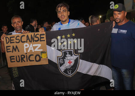 RJ - Rio de Janeiro - 03/12/2019 - Veloso fiume dell ex presidente Vasco Eurico Miranda - Ventilatori fare omaggio durante la veglia della Eurico Miranda velata nella cappella di Nossa Senhora das Vitorias nel Vasco da Gama regata club. Nel pomeriggio di martedì foto: Jotta de Mattos / AGIF Foto Stock