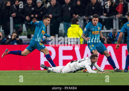 Torino, Italia. 12 mar 2019. Angel Martin Correa Martinez (Atletico de Madrid) Federico Bernardeschi (Juventus) Jose Maria Gimenez de Vargas (Atletico de Madrid) Faoul penalità durante il 'UEFA Champions League ' turno di 16 - seconda gamba match tra Juventus 3-0 Atletico de Madrid a Allianz Stadium il 12 marzo 2019 a Torino, Italia. Credito: Maurizio Borsari/AFLO/Alamy Live News Foto Stock