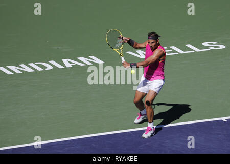 Indian Wells, California, Stati Uniti d'America. Xii Mar, 2019. Rafael Nadal di Spagna, restituisce la palla a Diego Schwartzman di Argentina, durante gli Uomini Singoli Terzo turno della partita del BNP Paribas Open Tennis Tournament Martedì, Marzo 12, 2019 in Indian Wells, California. Nadal ha vinto 2-0. Credito: Ringo Chiu/ZUMA filo/Alamy Live News Foto Stock