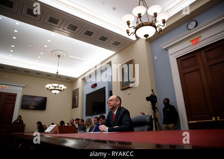Pechino, Cina. Xii Mar, 2019. Stati Uniti Direttore dell Ufficio di gestione e bilancio Vought Russell (anteriore) testimonia davanti alla casa Comitato del bilancio Il presidente Donald Trump's anno fiscale 2020 bilancio sul Campidoglio di Washington DC, Marzo 12, 2019. Credito: Ting Shen/Xinhua/Alamy Live News Foto Stock