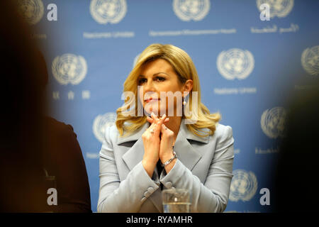 (190313) -- NAZIONI UNITE, 13 marzo 2019 (Xinhua) -- Presidente croato Kolinda Grabar-Kitarovic assiste un briefing con la stampa su un evento ad alto livello sulle Donne al potere presso la sede delle Nazioni Unite a New York, 12 marzo 2019. Assemblea generale delle Nazioni Unite Presidente Maria Fernanda Espinosa Garces martedì ha messo in luce i vantaggi della partecipazione delle donne in politica, tra cui la stabilità economica e la promozione di leggi più eque. L'Assemblea Generale presidente ha ospitato un evento ad alto livello sulle Donne al potere Martedì, uno dei suoi importanti iniziative volte a promuovere la parità tra i sessi in quanto tenuto in ufficio. (Xinhua/li Foto Stock