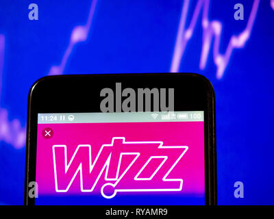 Marzo 12, 2019 - Ucraina - Wizz Air Holdings plc logo azienda vede visualizzato su un telefono intelligente. (Credito Immagine: © Igor Golovniov/SOPA immagini via ZUMA filo) Foto Stock