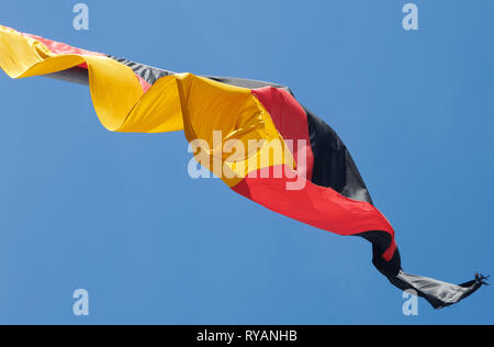 Berlino, Germania. Xii Mar, 2019. La bandiera tedesca si brucia il Bundestag. Credito: Annette Riedl/dpa-Zentralbild/ZB/dpa/Alamy Live News Foto Stock