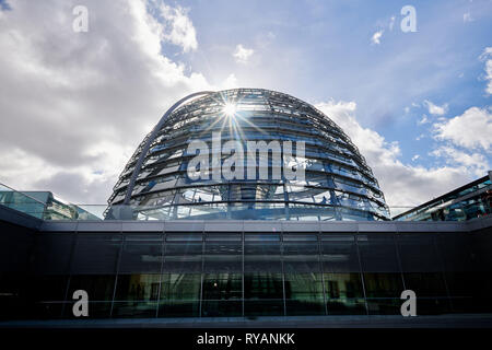 Berlino, Germania. Xii Mar, 2019. Il sole splende sulla cupola del Bundestag. Credito: Annette Riedl/dpa-Zentralbild/ZB/dpa/Alamy Live News Foto Stock