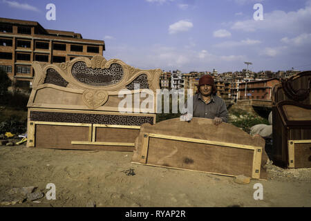 Bhaktapur, zona di Bagmati, Nepal. 24 Ago, 2018. Una donna si vede la realizzazione di un telaio di letto in legno in Bhaktapur.Bhaktapur è una città antica in Nepal, a est del suo capitale Khatmandu, il suo nome viene tradotto in luogo dei devoti e si tratta di una vecchia città è elencato come un patrimonio mondiale dell'UNESCO a causa dei suoi templi e opere d'arte. Credito: Enzo Tomasiello SOPA/images/ZUMA filo/Alamy Live News Foto Stock