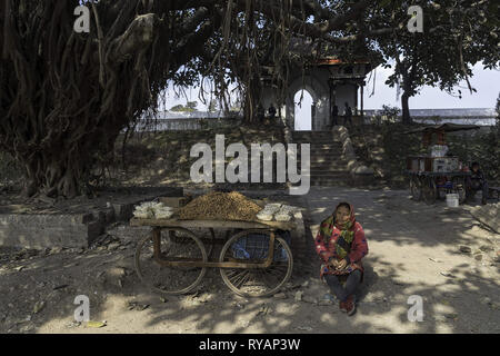 Bhaktapur, zona di Bagmati, Nepal. 24 Ago, 2018. Una donna si vede la vendita di dadi in Bhaktapur.Bhaktapur è una città antica in Nepal, a est del suo capitale Khatmandu, il suo nome viene tradotto in luogo dei devoti e si tratta di una vecchia città è elencato come un patrimonio mondiale dell'UNESCO a causa dei suoi templi e opere d'arte. Credito: Enzo Tomasiello SOPA/images/ZUMA filo/Alamy Live News Foto Stock