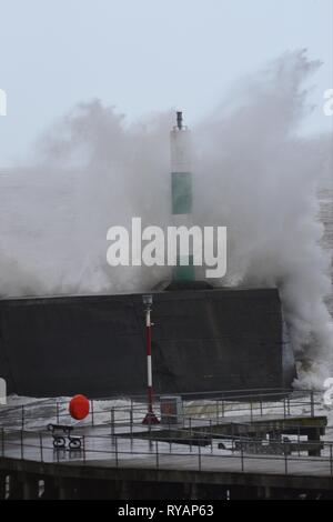 Aberystwyth Ceredigion Wales UK, mercoledì 13 marzo 2019. Regno Unito: Meteo Storm Gareth, più tardi denominato storm della stagione, colpisce il lungomare in Aberystwyth. Il gale force venti di tempesta Gareth dovrebbe portare a un danneggiamento 70mph raffiche a esposto mare irlandese coste oggi. Photo credit: Keith Morris/Alamy Live News Foto Stock