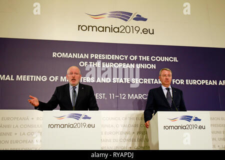 (190313) -- Bucarest, Marzo 13, 2019 (Xinhua) -- Primo Vicepresidente della Commissione europea e Frans Timmermans (L) partecipa a una conferenza stampa congiunta con il ministro rumeno degli Affari europei George Ciamba a Bucarest, Romania, 12 marzo 2019. Il futuro quadro finanziario pluriennale dell'Unione europea (UE) deve rispondere sia alle priorità dell'UE e dell'inatteso e nuove sfide, Timmermans detto qui il martedì. (Xinhua/Cristian Cristel) Foto Stock