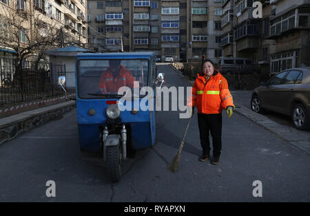 Pechino, la Cina la provincia di Liaoning. 26 Febbraio, 2019. Zhuang Yan (R), un sostituto per il XIII congresso nazionale del popolo (ANP), pulisce una via nel quartiere Lishan di Anshan, a nord-est della Cina di Provincia di Liaoning, Feb 26, 2019. Credito: Yang Qing/Xinhua/Alamy Live News Foto Stock