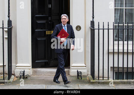 Londra, Regno Unito. 13 Mar, 2019. Il cancelliere dello scacchiere Philip Hammond lascia 11 Downing Street a presentare la dichiarazione di primavera nella casa di Commons. Credito: Mark Kerrison/Alamy Live News Foto Stock