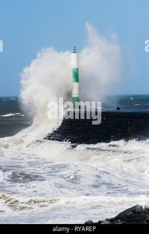 Aberystwyth, UK. 13 Mar, 2019. Regno Unito: Meteo gale force venti di tempesta Gareth - la terza denominata tempesta del 2019 - hit Aberystwyth su Cardigan Bay costa, West Wales UK mercoledì pomeriggio. Raffiche di vento fino a 70 o 80 mph previsioni sono esposte nelle regioni del nord, con il rischio di gravi danni alla proprietà e di gravi interruzioni dei viaggi e servizi di potenza Photo credit: keith morris/Alamy Live News Foto Stock