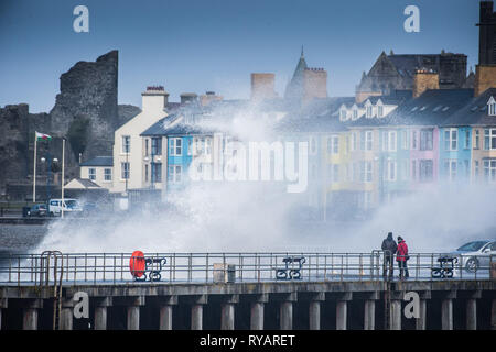 Aberystwyth, UK. 13 Mar, 2019. Regno Unito: Meteo gale force venti di tempesta Gareth - la terza denominata tempesta del 2019 - hit Aberystwyth su Cardigan Bay costa, West Wales UK mercoledì pomeriggio. Raffiche di vento fino a 70 o 80 mph previsioni sono esposte nelle regioni del nord, con il rischio di gravi danni alla proprietà e di gravi interruzioni dei viaggi e servizi di potenza Photo credit: keith morris/Alamy Live News Foto Stock