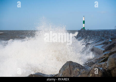 Aberystwyth, UK. 13 Mar, 2019. Regno Unito: Meteo gale force venti di tempesta Gareth - la terza denominata tempesta del 2019 - hit Aberystwyth su Cardigan Bay costa, West Wales UK mercoledì pomeriggio. Raffiche di vento fino a 70 o 80 mph previsioni sono esposte nelle regioni del nord, con il rischio di gravi danni alla proprietà e di gravi interruzioni dei viaggi e servizi di potenza Photo credit: keith morris/Alamy Live News Foto Stock