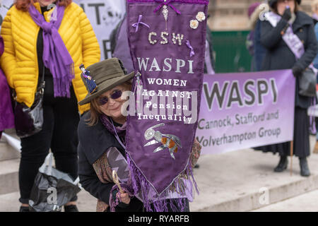 Londra 13 marzo 2019 Donne contro la pensione statale Inequlity (WASPI) protestare al di fuori della Camera dei comuni sulla dichiarazione di primavera giorno circa lo spostamento dell'età pensionabile da 60 a 66 per introdurre la parità tra il maschio e la femmina di credito pensioni: Ian Davidson/Alamy Live News Foto Stock