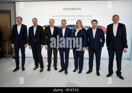 La gestione della Volkswagen AG e da sinistra: Oliver Blume, marchio di Gruppo, AoSport & lusso, Aò, dr. ing. Stefan Sommer, Chief Financial Officer, AoComponent e degli appalti pubblici, Frank proprietario, Finance & Controlling, Chief Financial Officer, CFO, Herbert DIESS, Chief Executive Officer, CEO, Hiltrud Dorothea Werner, Chief Financial Officer, AoIntegritvsst e legale, Aboam Schot Abraham, marchio di Gruppo, AoPremium, Aò , Andreas Renschler, marchio di Gruppo, AoTruck & Bus, Aò, mancante: Gunnar Kilian, Divisione AoPersonal, Aò Conferenza stampa annuale della Volkswagen AG, Aktiengesellschaft in Wolfsburg su 12.03.2019. € | Foto Stock