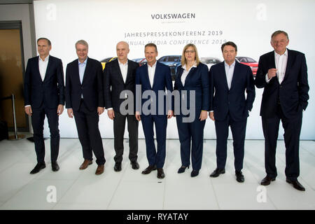 La gestione della Volkswagen AG e da sinistra: Oliver Blume, marchio di Gruppo, AoSport & lusso, Aò, dr. ing. Stefan Sommer, Chief Financial Officer, AoComponent e degli appalti pubblici, Frank proprietario, Finance & Controlling, Chief Financial Officer, CFO, Herbert DIESS, Chief Executive Officer, CEO, Hiltrud Dorothea Werner, Chief Financial Officer, AoIntegritvsst e legale, Aboam Schot Abraham, marchio di Gruppo, AoPremium, Aò , Andreas Renschler, marchio di Gruppo, AoTruck & Bus, Aò, mancante: Gunnar Kilian, Divisione AoPersonal, Aò Conferenza stampa annuale della Volkswagen AG, Aktiengesellschaft in Wolfsburg su 12.03.2019. € | Foto Stock