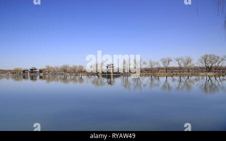 (190313) -- Pechino, 13 marzo 2019 (Xinhua) -- Foto scattata il 13 marzo 2019 mostra la vista del Lago Kunming nel palazzo d'Estate a Pechino, capitale della Cina. (Xinhua/Liu Xianguo) Foto Stock