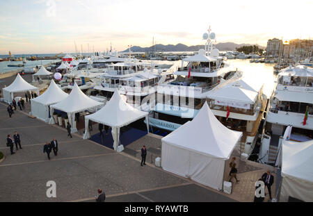 Cannes, Francia. 13 Mar, 2019. Cannes, Francia - 13 Marzo 2019: MIPIM - leader mondiale nel settore del mercato immobiliare, atmosfera con Barche e Yacht | Utilizzo di credito in tutto il mondo: dpa/Alamy Live News Foto Stock