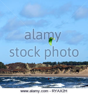 Gullane, Scozia, Regno Unito. 13 marzo 2019. Kitesurfer Kitesurf in una giornata soleggiata e ventosa a Gullane Bents Beach. Crediti: Craig Brown/Alamy Live News Foto Stock