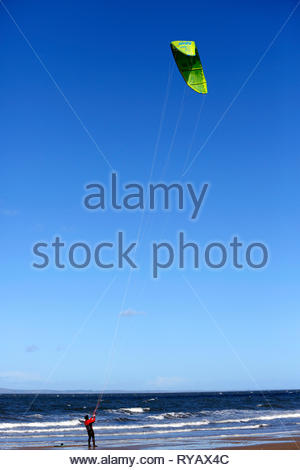 Gullane, Scozia, Regno Unito. 13 marzo 2019. Kitesurfer Kitesurf in una giornata soleggiata e ventosa a Gullane Bents Beach. Crediti: Craig Brown/Alamy Live News Foto Stock