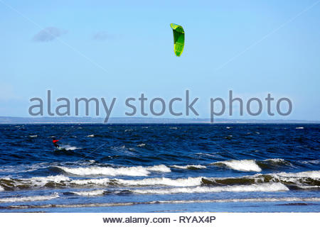 Gullane, Scozia, Regno Unito. 13 marzo 2019. Kitesurfer Kitesurf in una giornata soleggiata e ventosa a Gullane Bents Beach. Crediti: Craig Brown/Alamy Live News Foto Stock