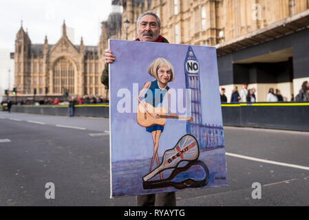 Londra, Regno Unito. Il 13 marzo 2019. Artista satirico Kaya Mar con uno dei suoi lavori al di fuori del Parlamento. MPs sono a votare se rimuovere nessuna trattativa come una opzione Brexit. Credito: Stephen Chung / Alamy Live News Foto Stock