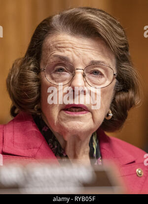 Washington, Distretto di Columbia, Stati Uniti d'America. 13 Mar, 2019. Stati Uniti il senatore Dianne Feinstein (Democratico della California), classifica Stati, Stati Uniti Comitato del Senato sulla magistratura, fa una dichiarazione di apertura come Daniel P. Collins e Kenneth Lee Kiyul testimoniare davanti alla commissione per la loro candidatura per essere stati Uniti giudici del circuito per il nono circuito sul Campidoglio di Washington DC su Mercoledì, 13 marzo 2019 Credit: Ron Sachs/CNP/ZUMA filo/Alamy Live News Foto Stock