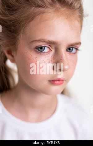 Attraente luminosa giovani-ragazza dai capelli cercando riposo con grandi occhi blu Foto Stock