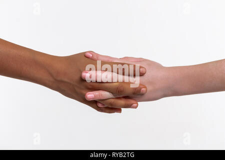 Due mani di bambini piccoli collegati insieme Foto Stock