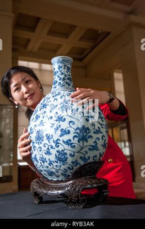 Yu-Ping Luk Curatore del progetto: Ming: 50 anni che ha cambiato la Cina - grande pallone in porcellana dipinta con underglaze decorazione blu di fiori di loto . realizzato in jingdezhen , provincia di Jiangxi Cina 1426-1435 Dinastia Ming Xuande iconico blu e bianca porcellana pallone con lotus decorazione a più di 50cm di altezza è il più grande Ming procln imperiale nel British Museum Collection . Blu e bianco divenne molto popolare in tutta la Cina e in tutto il mondo durante la Dinastia Ming quando per la prima volta ha raggiunto l Europa alla rinfusa. . Realizzato nella città di Jingdezhen nel sud-est della Cina continua a ridurre il vasellame di porcellana Foto Stock