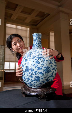 Yu-Ping Luk Curatore del progetto: Ming: 50 anni che ha cambiato la Cina - grande pallone in porcellana dipinta con underglaze decorazione blu di fiori di loto . realizzato in jingdezhen , provincia di Jiangxi Cina 1426-1435 Dinastia Ming Xuande iconico blu e bianca porcellana pallone con lotus decorazione a più di 50cm di altezza è il più grande Ming procln imperiale nel British Museum Collection . Blu e bianco divenne molto popolare in tutta la Cina e in tutto il mondo durante la Dinastia Ming quando per la prima volta ha raggiunto l Europa alla rinfusa. . Realizzato nella città di Jingdezhen nel sud-est della Cina continua a ridurre il vasellame di porcellana Foto Stock