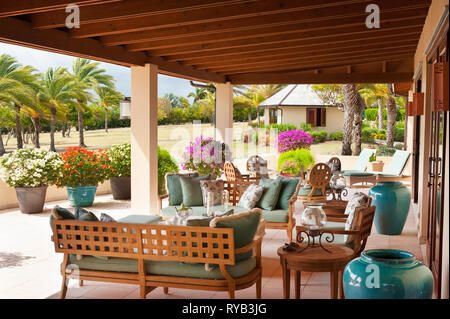 "Mangiare nel patio a Tamarind Cove, Antigua' Foto Stock