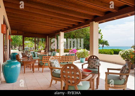 "Mangiare nel patio a Tamarind Cove, Antigua' Foto Stock