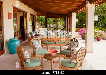 "Mangiare nel patio a Tamarind Cove, Antigua' Foto Stock