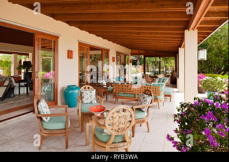 "Mangiare nel patio a Tamarind Cove, Antigua' Foto Stock