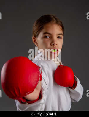 Ragazza con un cappuccio di protezione bocca Foto Stock