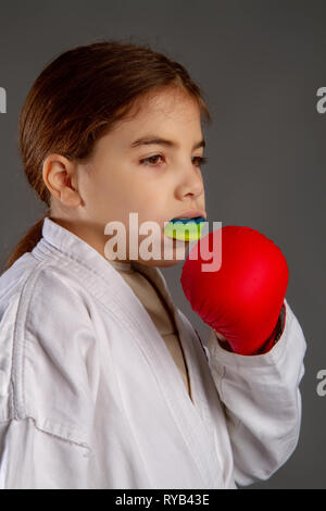 Ragazza con un cappuccio di protezione bocca Foto Stock