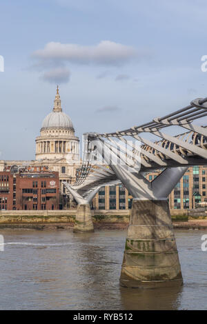 La Cattedrale di St Paul e Millennium Bridge di Londra, Inghilterra Foto Stock
